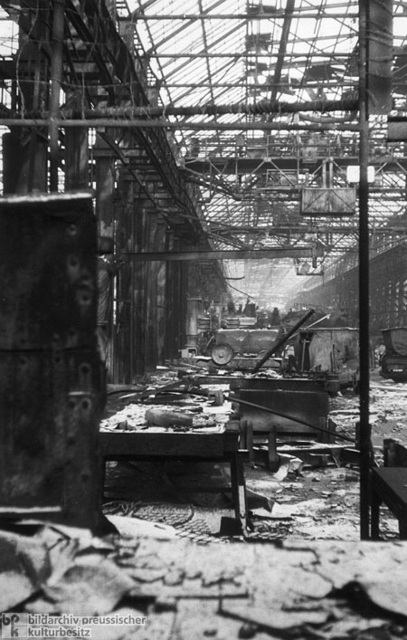 Zerstörte Werkhalle in den Krupp-Werken in Essen (1947)
